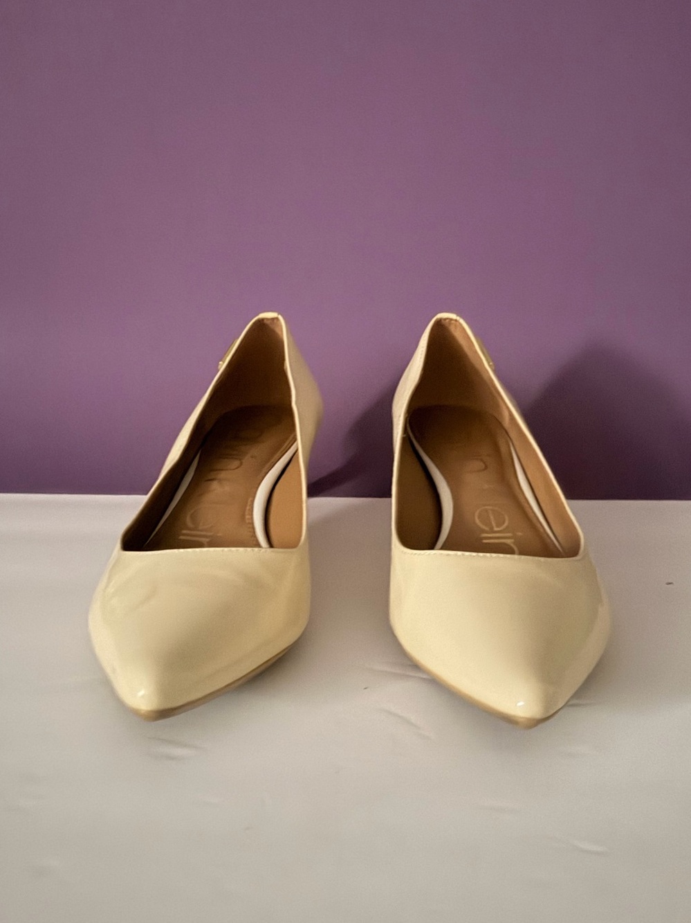 Calvin Klein Cream Patent Leather Pointed Toe Kitten Heels | Size 7